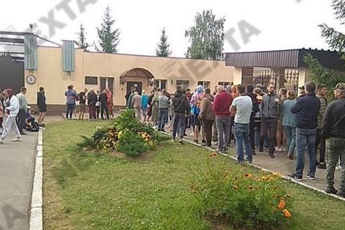 Возле тюрьмы в Жодино встречают освобожденных