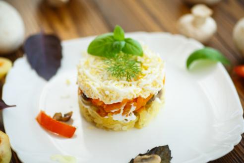 Слоеный салат с курицей и грибами