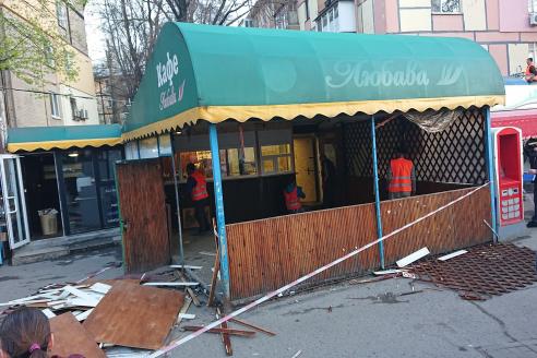 На проспекті Гагаріна у Дніпрі демонтували наливайку, що стяла навпроти символу мирного космосу