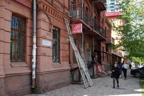 В центре Днепра демонтировали рекламные вывески
