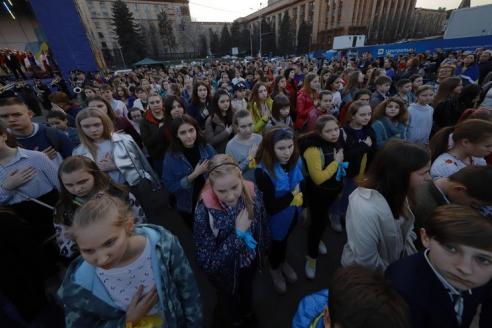 Близько тисячі дніпрян заспівали гімн України у центрі міста