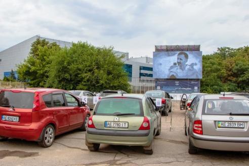 У Дніпрі розпочався перший автокінофестиваль українського кіно «FESTinCAR2020»