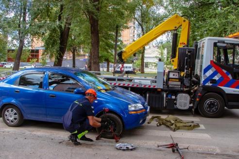 У Дніпрі борються з автохамами біля навчальних закладів