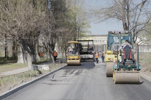 У Дніпрі продовжують ремонтувати проїжджі частини та внутрішньоквартальні дороги
