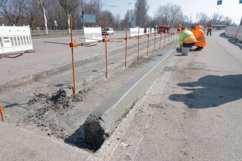 У Дніпрі для укладання бордюрів уперше в Україні застосували унікальну технологію монолітного відливу
