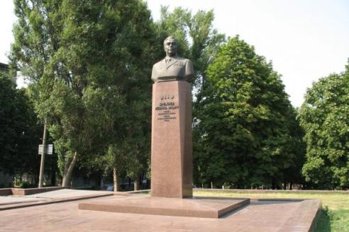 памятник Брежневу в Днепродзержинске
