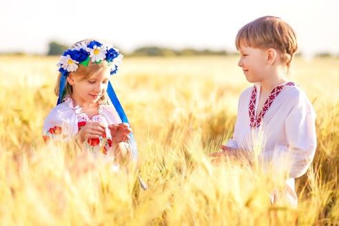 Дети в украинских костюмах