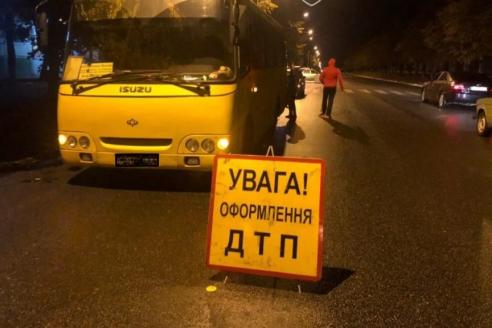 В Никополе авто впечаталось сзади в автобус