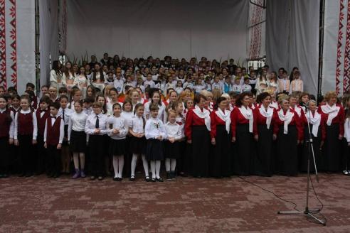 В Днепропетровске уникальный хор из 400 голосов спел &amp;quot;Многая лета&amp;quot;. Фото: пресс-служба Днепропетровского городского совета
