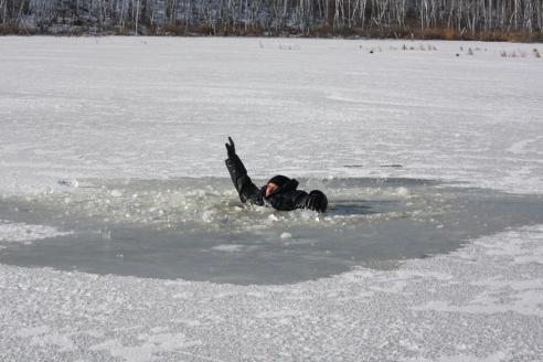 провалиться под лед, фото из открытых источников