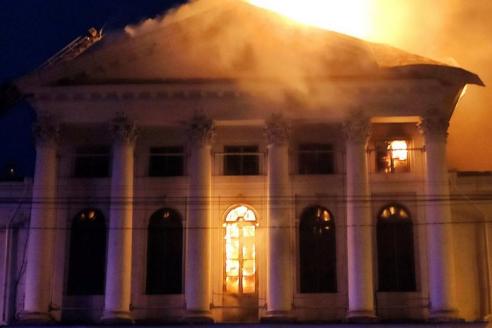 В Полтаве несколько часов не могут потушить пожар в историческом доме