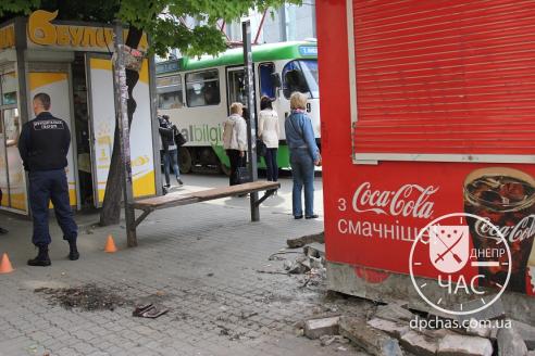 В центре Днепропетровска сносят очередной «наглый» МАФ. Фото: Днепр Час