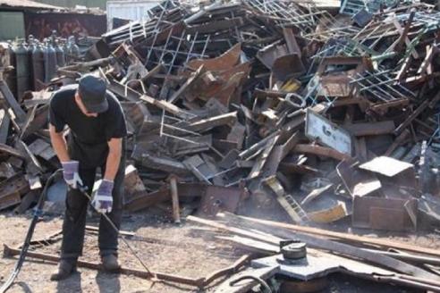 На Днепропетровщине мужчины придумали приемку металла на колесах