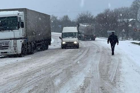 Непогода в Украине: в трех областях Украины ввели ограничение на движение грузовиков и автобусов