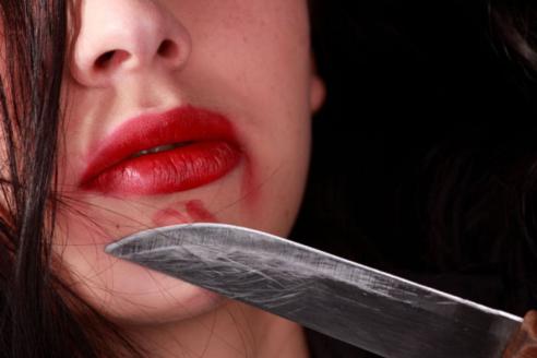 нож у женщины, фото из открытых источников