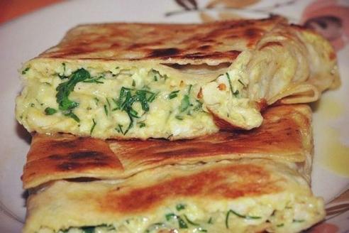 Многослойный пирог с зеленью и сыром