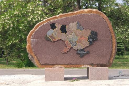 фото полиции, оскверненный памятник