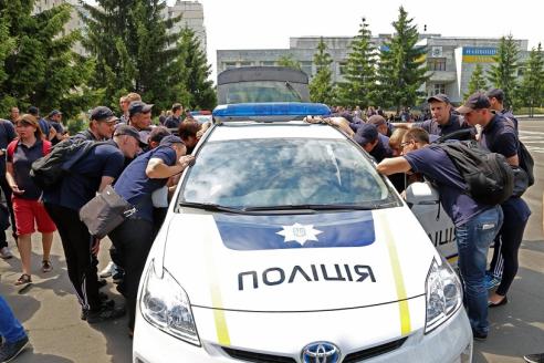 На Днепропетровщине полицейский вне службы поймал уличного грабителя