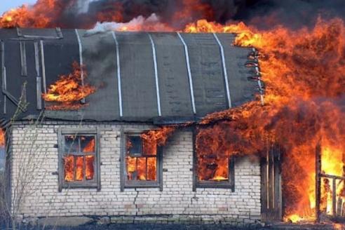дом горит, фото из открытых источников