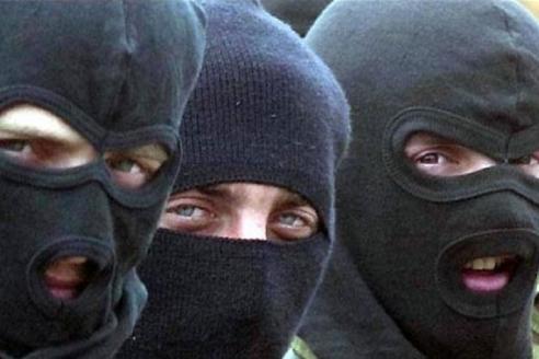 мужчины в масках, фото из открытых источников