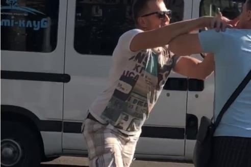 В Днепре на &amp;quot;зебре&amp;quot; автохам подрался с пешеходом (Видео)