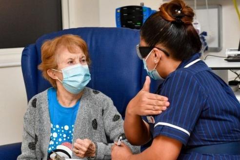 Первую в мире прививку от COVID-19 вне испытаний получила 90-летняя жительница Северной Ирландии