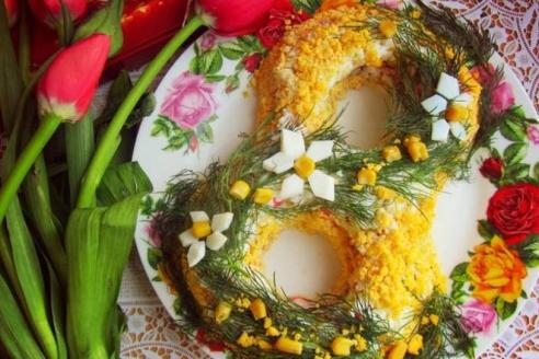 Салат «8 марта!» с тунцом и сыром: рецепт дня