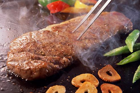 Как на самом деле правильно готовить сочное мясо