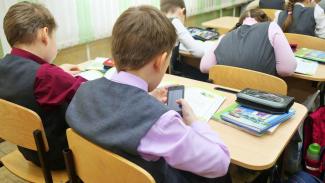 В Украине могут запретить школьникам пользоваться телефонами