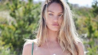 "Ангел" Victoria's Secret снялась обнаженной на пляже