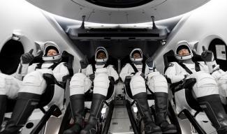 SpaceX запустила первый регулярный маршрут в космос
