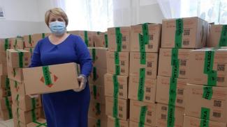 У Дніпрі «підвішені» продуктові набори поїхали до пенсіонерів