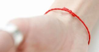 Красная нить на руке: как правильно завязать, чтобы приносила удачу