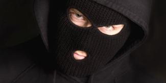 грабитель в маске, фото из открытых источников