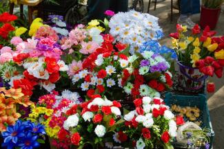 В Днепре активно борются с торговцами искусственных цветов