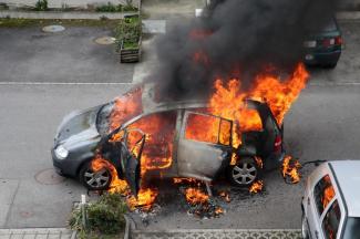 автомобиль горит на стоянке, фото из открытых источников