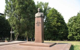 памятник Брежневу в Днепродзержинске
