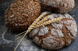 Названы вредные свойства черного хлеба: чем его заменить