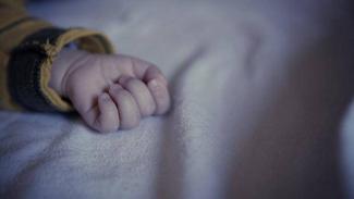В Кривом Роге горе-мать отдала новорожденную дочь попрошайке
