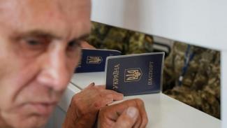Не дают паспорт, но забирают в армию: в Украине разгорелся скандал