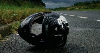 В Днепре Мерседес задавил мотоциклиста: разыскиваются свидетели смертельного ДТП