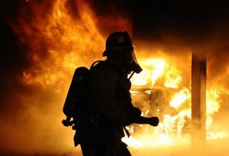 В Кривом Роге во время пожара на свалке загорелся мужчина
