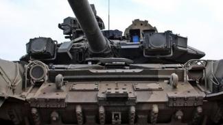 Российские танки засекли возле жилого района на Луганщине