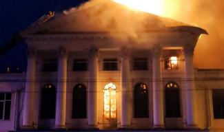 В Полтаве несколько часов не могут потушить пожар в историческом доме