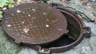 канализационный люк, фото из открытых источников