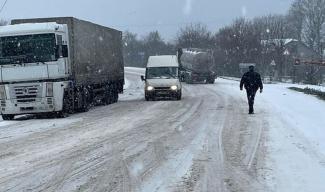 Непогода в Украине: в трех областях Украины ввели ограничение на движение грузовиков и автобусов