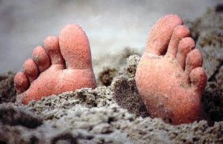 ноги в песке, фото из открытых источников