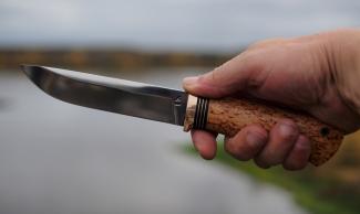 нож в руке мужчины, фото из открытых источников