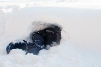 мужчина в снегу, фото из открытых истчоников