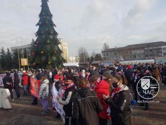 В Каменском проходит митинг в поддержку команд СК "Прометей"